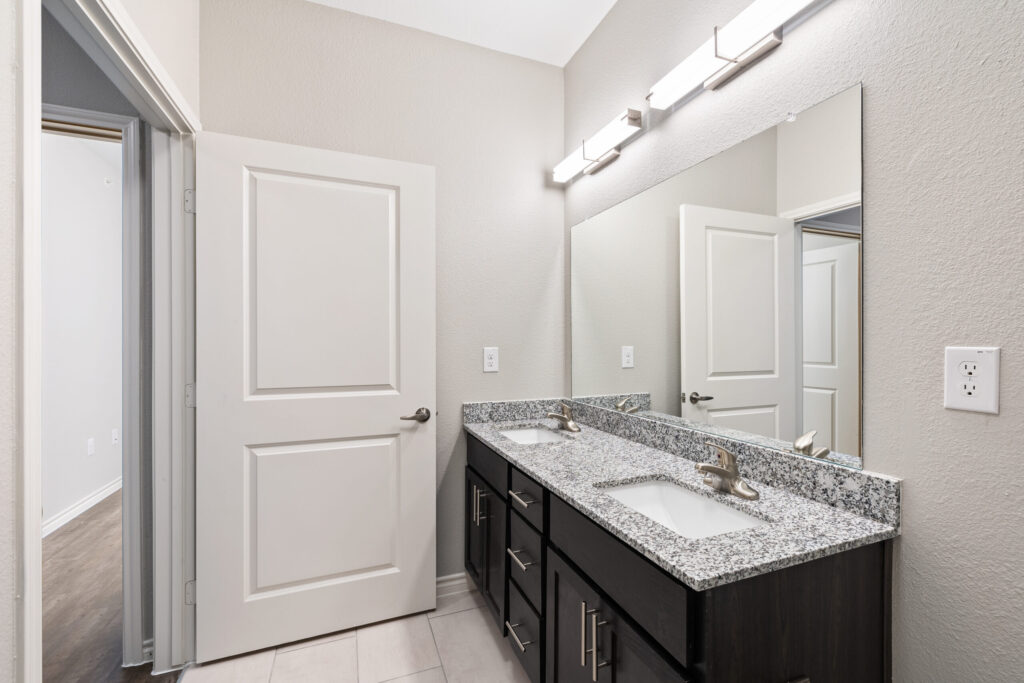 Bathroom Pecan grove Apartments